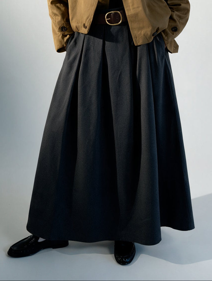 Jupe longue avec ceinture cuir dorée, portée