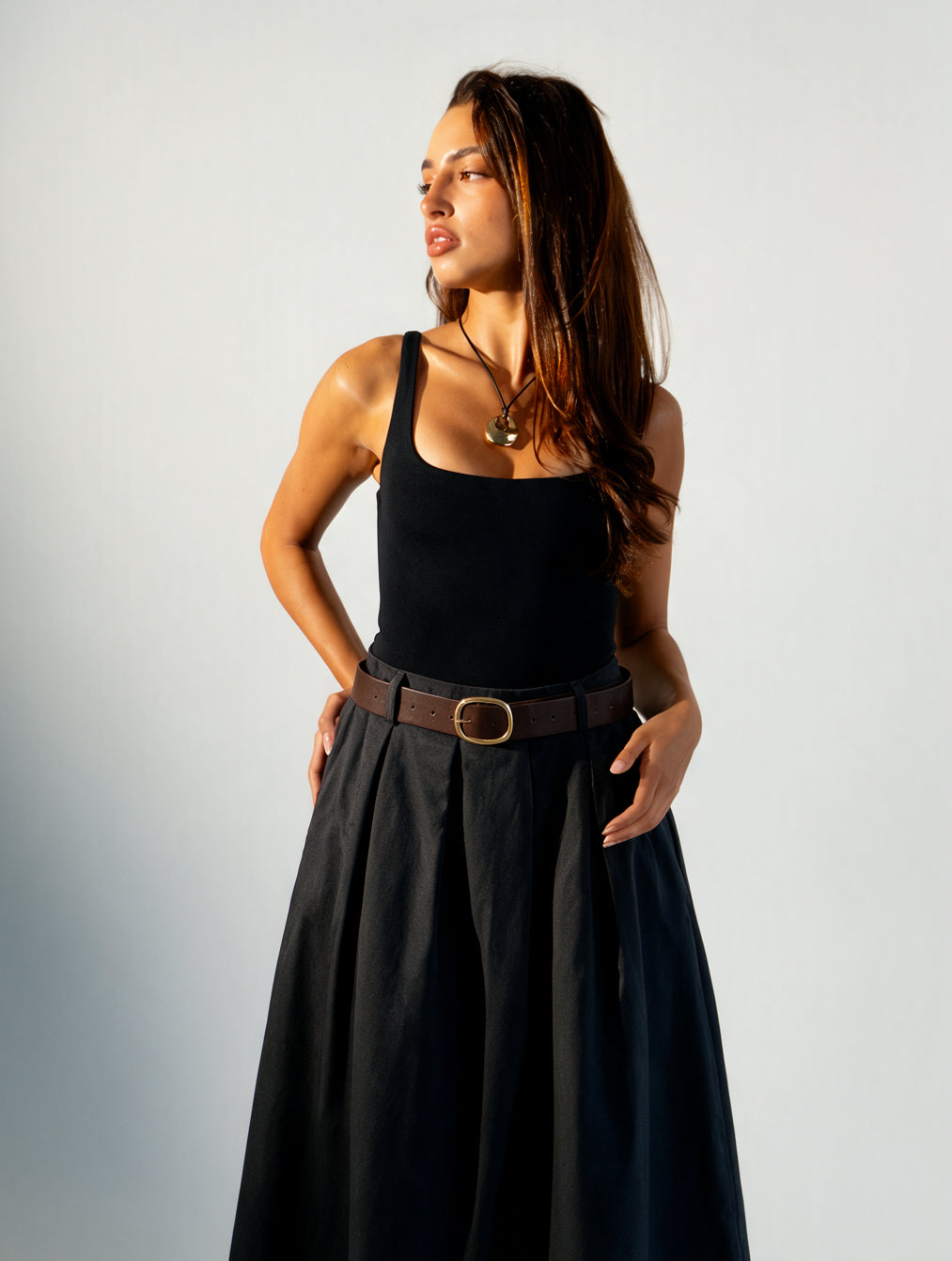 Jupe longue avec ceinture cuir dorée, coloris noir